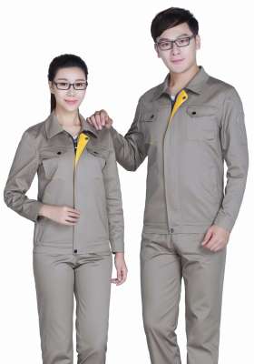 根據肩型判斷定制工作服是否合身！